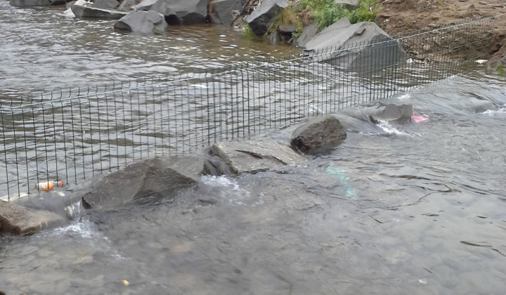 Vybudovanie záchytnej siete v potoku pod osadou